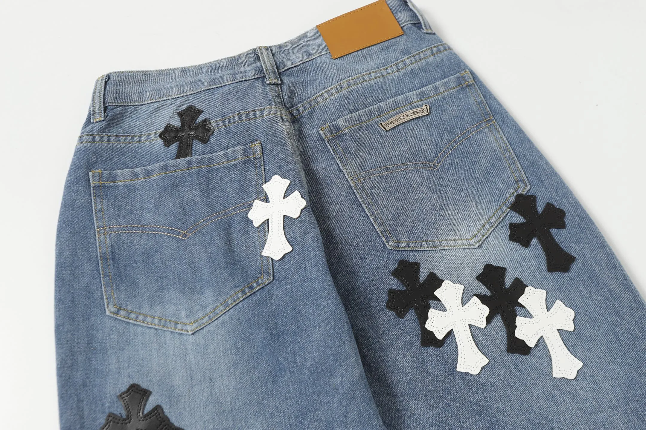 P280 Chrome Hearts/Chrome Hearts 2025SS retro faded ice blue black and white cross Paris limited denim trousers -Vibe style straight stacked god-level version -Ice blue faded denim fabric -A full set of old vintage hardware - Chrome Hearts washed ice blue The high version uses high-ounce custom fabrics, fermentation washing and soft color fixation, soft and thick to wear. The details are all made by hand-polished craftsmanship. All-over jacquard fabrics unique design style created through multiple processes to create a full retro feel Niche unique non-contrasting shirt. Customized distressed spray-painted buttons. Craftsmanship in every detail. Color: Picture color. Size: 28-36.